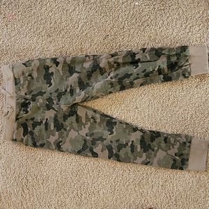 Distressed camo joggers like new